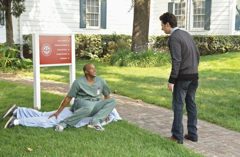 Unsere erste Vorlesung: J.D. (Zach Braff, r.) und Turk (Donald Faison, l.) … – Bild: Touchstone Television Lizenzbild frei