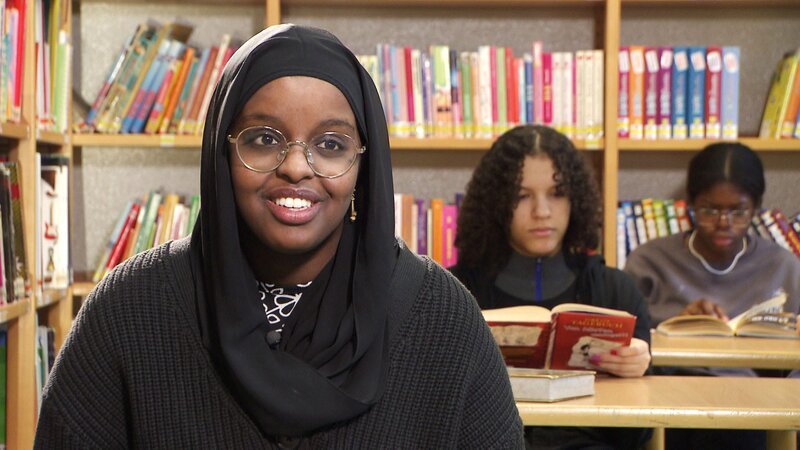 Hafso, kommt aus Somalia, ist 14 Jahre und Schulsprecherin an ihrer Mittelschule. – Bild: ORF/​ORF Wien