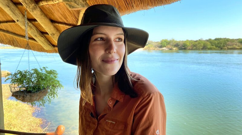 Hannah Emde bei Dreharbeiten am Okawango Fluß. Namibia biete eine atemberaubende Natur und große Artenvielfalt. – Bild: BR/​NDR/​doclights/​Tina Muffert/​Tina Muffert