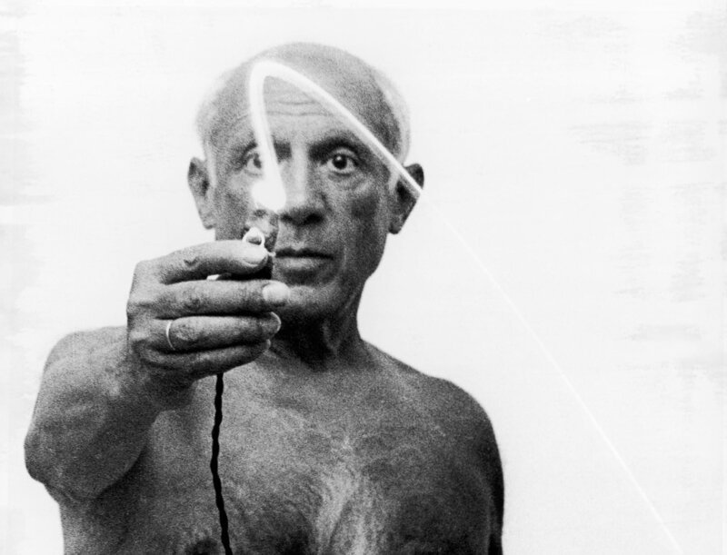 Der Künstler Pablo Picasso macht Lichtzeichnung in der Luft mit einer Taschenlampe. – Bild: arte