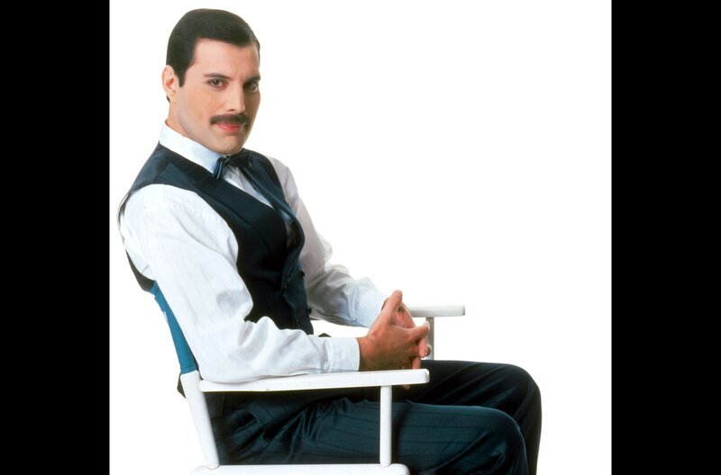 Der Film zeichnet das Bild jenes Mannes, der 1946 als Farrokh Bulsara auf Sansibar geboren wurde. Er beschreibt seine idyllische Kindheit, die ersten künstlerischen Versuche in London und schließlich seine Verwandlung in einen Rockstar: Freddie Mercury. – Bild: Queen Productions Ltd. /​ © Queen Productions Ltd.