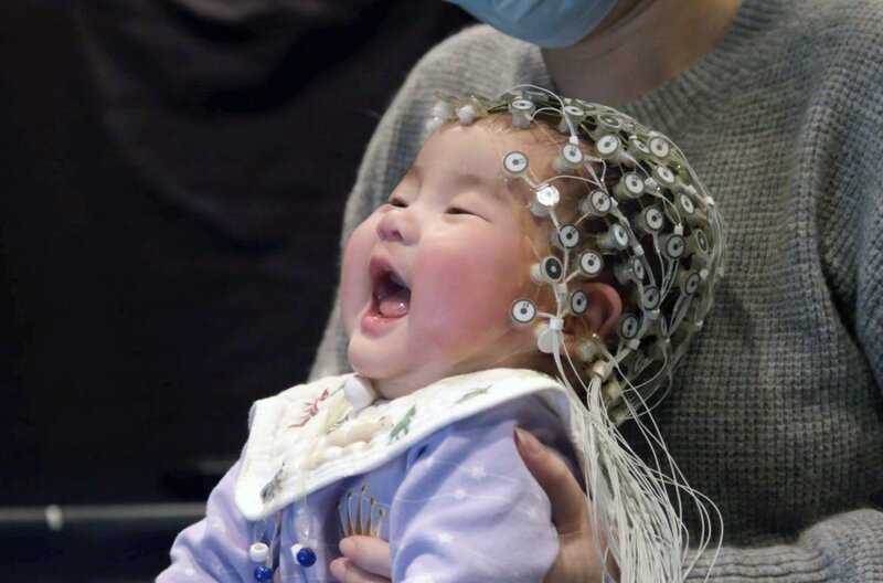 Mit Hilfe einer EEG-Messung kann nachgewiesen werden, dass das Gehirn eines wenige Monate alten Babys Rhythmen wahrnehmen und deuten kann. – Bild: arte
