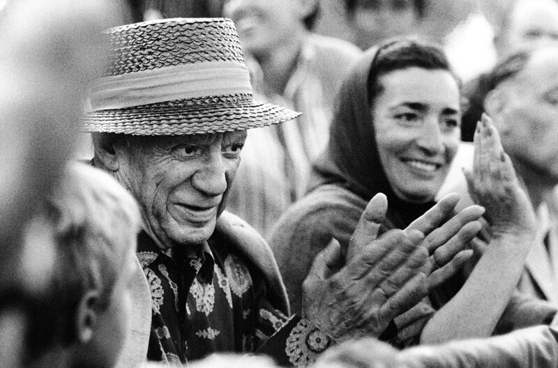 Picasso und seine Ehefrau Jacqueline bei der Corrida in Fréjus 1966 – Bild: Hubertus Hierl /​ Picasso und seine Ehefrau Jacqueline bei der Corrida in Fréjus 1966