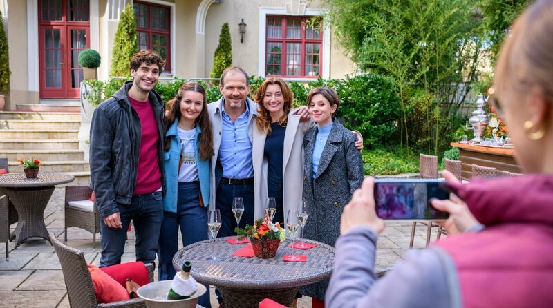 Alexandra (Daniela Kiefer, 2.v.r.) und Markus (Timo Ben Schöfer, M.) müssen für ein Familienfoto mit ihren Kindern (Christopher Jan Busse, l., Selina Weseloh, 2.v.l. und Dorothée Neff, r.) als Paar posieren. – Bild: ARD/​WDR/​Christof Arnold