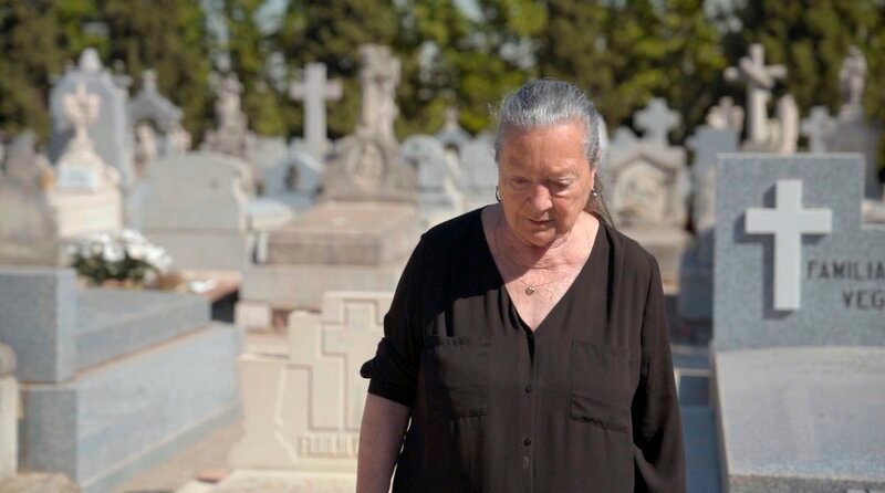 Elsa Lopes, spanische Schriftstellerin und Betroffene des Kinderraubs in Spanien. – Bild: WDR/​Paul Pflüger