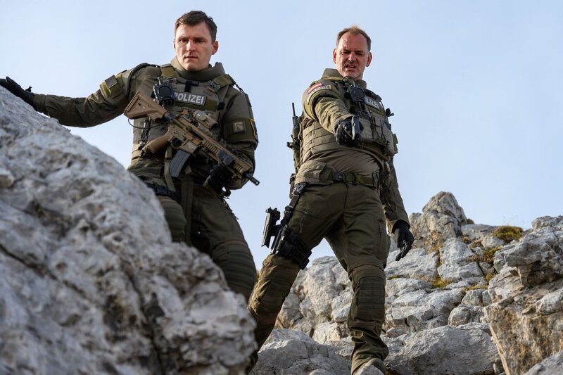 Steffen Walser (Christian Dolezal, r.) und sein Kollege haben eine tödliche Mission. – Bild: RTL /​ Stefanie Leo