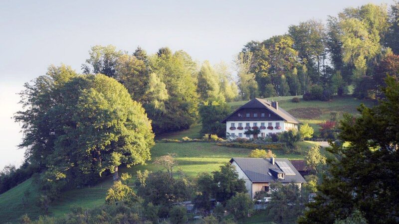 Ein Haus im Sinne des Ortsbildes eines Bergsteigerdorfes. – Bild: ORF/​ORF-OÖ/​Portal Films