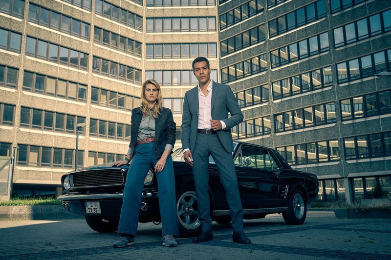 Joseph Kanjaa (Michael Klammer) und Clarissa Jakobs (Samia Chancrin) ermitteln intern. – Bild: ZDF und Frank Dicks.