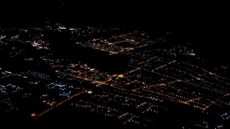 Kaum beleuchtete Stadt. – Bild: ORF/D5 Produktion Kaum beleuchtete Stadt. – Bild: ORF/D5 Produktion