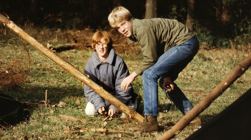 Der Filmemacher links im Bild, 1985 bei seinem ersten Zeltlager. – Bild: ZDF und WDR/Südkino Filmproduktion. Der Filmemacher links im Bild, 1985 bei seinem ersten Zeltlager. – Bild: ZDF und WDR/Südkino Filmproduktion.