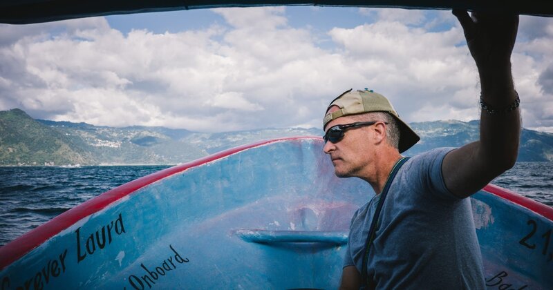 Patrick Melder in Bitcoin-Boot auf Atitlán See. – Bild: ZDF und BR