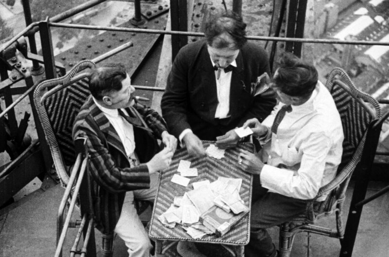 Ein reicher Mann (Antoine Stacquet), ein Gauner (Marcel Vallée) und ein Detektiv (Louis Pré fils, v.l.) spielen zusammen Karten. – Bild: arte