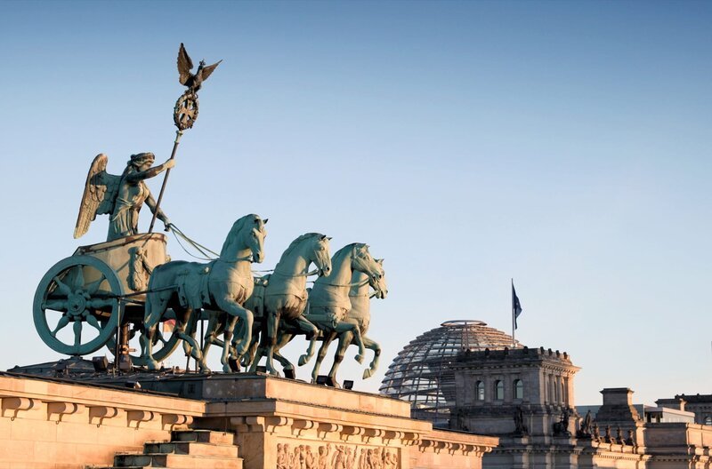 Das Vierergespann mit der Friedensgöttin auf dem Brandenburger Tor, die sogenannte Quadriga, ist Wahrzeichen Berlins und inoffizielles Nationalsymbol. – Bild: ZDF /​ © Marcus Winterbauer/​Medea Film /​ © Marcus Winterbauer/​Medea Film Factory