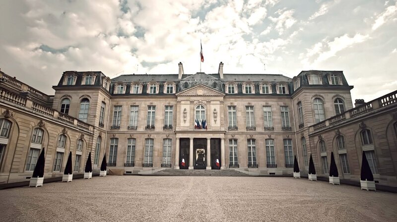 Madame de Pompadour, Napoleon, Charles de Gaulle – der Élysée-Palast beherbergt seit 300 Jahren zahlreiche illustre und mächtige Persönlichkeiten. Heute ist er das Herzstück der Französischen Republik. – Bild: phoenix/​ZDF/​Fabrice Buysschaert