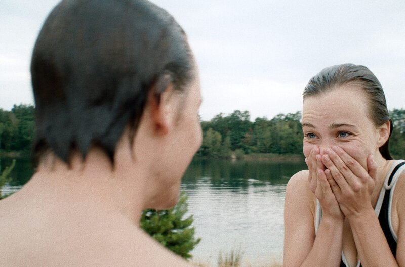 Fabian (Tom Schilling) und Cornelia (Saskia Rosendahl) können ihr Glück kaum fassen, einander gefunden zu haben. – Bild: arte Fabian (Tom Schilling) und Cornelia (Saskia Rosendahl) können ihr Glück kaum fassen, einander gefunden zu haben. – Bild: arte