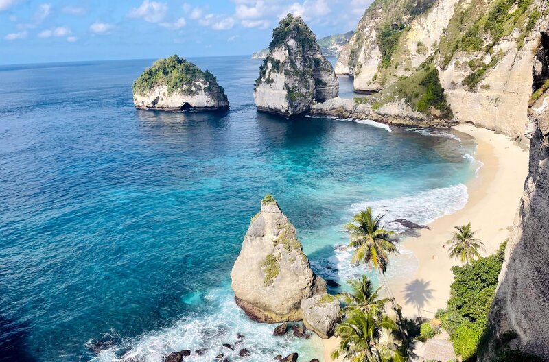 Nusa Penida – eine Trauminsel: üppige Wälder, weiße Strände, spektakuläre Unterwasserwelt. Viele Menschen leben hier traditionell vom Seegrasanbau. – Bild: arte Nusa Penida – eine Trauminsel: üppige Wälder, weiße Strände, spektakuläre Unterwasserwelt. Viele Menschen leben hier traditionell vom Seegrasanbau. – Bild: arte