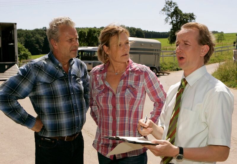 Carl (Peter Sattmann, links) und Katharina (Suzanne von Borsody) sind entsetzt darüber, dass Katharinas übereifriger Kollege Eggert (Nicholas Bodeux) die Zwangsversteigerung des Gestüts angeordnet hat. – Bild: ARD Degeto/Frank Dicks Carl (Peter Sattmann, links) und Katharina (Suzanne von Borsody) sind entsetzt darüber, dass Katharinas übereifriger Kollege Eggert (Nicholas Bodeux) die Zwangsversteigerung des Gestüts angeordnet hat. – Bild: ARD Degeto/Frank Dicks