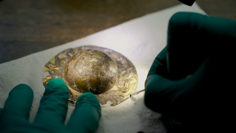 Trinkgefäß nach griechischem Vorbild aus dem Grab der Unbekannten von Numana. Auffallend der vergoldete Buckel, der sogenannte Omphallos. – Bild: ZDF und Vita Spiess./​Vita Spiess