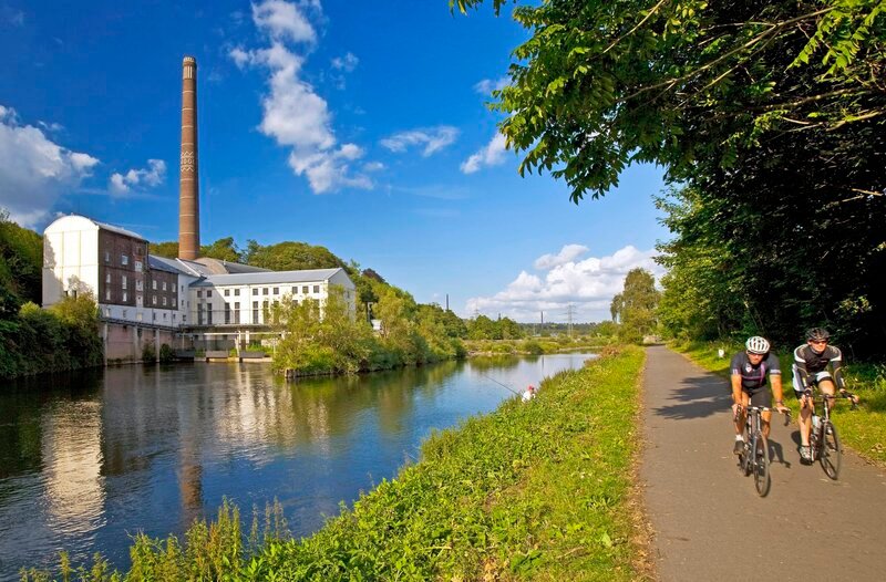 In der Ruhr liegt die Kraft: Die Horster Mühle in Essen ist heute eine Wasserkraftwerk, das umweltfreundlichen Strom für 2.500 Haushalte produziert. Auf dem gegenüberliegenden Ufer verläuft der Ruhrtalradweg. – Bild: WDR/​picture alliance/​blickwinkel/​S. Ziese