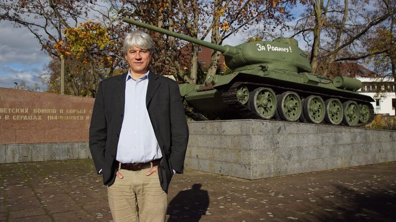 Vor dem Museum Berlin-Karlshorst steht bis heute der sowjetische T-34-Panzer. Museumsdirektor Jörg Morré findet, er solle dort auch bleiben. – Bild: ZDF und Florian Henke.