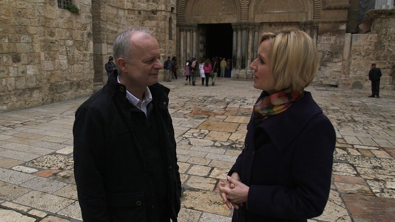 Petra Gerster beim Interview vor der Grabeskirche in Jerusalem – Bild: ZDF und Tom Kaiser. Petra Gerster beim Interview vor der Grabeskirche in Jerusalem – Bild: ZDF und Tom Kaiser.
