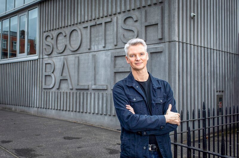 Der Intendant des Scottish Ballet in Glasgow, Christopher Hampson, erprobt mit seinen Tänzerinnen und Tänzern neue Wege der Zusammenarbeit. Als eine der führenden Kompanien Großbritanniens stellen sie sich ihrer Verantwortung in der #MeToo-Debatte. – Bild: arte