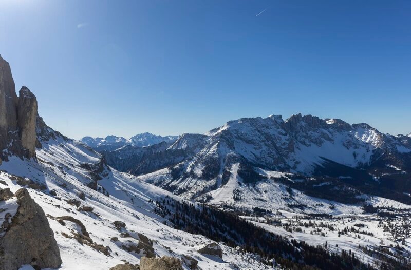 Landschaftsbild während ServusTV’s „Bergwelten: Starke Frauen in den Dolomiten“ in Südtirol, Italien am 14. Februar 2023. – Bild: ServusTV /​ Mediano