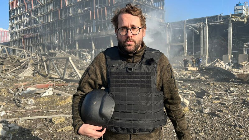 Der stellvertretende BILD-Chefredakteur Paul Ronzheimer im März 2022 vor einem zerstörten Einkaufszentrum in Kiew, Ukraine. – Bild: BILD