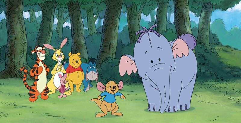 Ruh (2. v. re.) erklärt Tigger, Rabbit, Ferkel, Winnie Puuh und I-Ahh (hi. v. li. n. re.), dass Lumpy wahrlich kein Ungeheuer ist. – Bild: Walt Disney