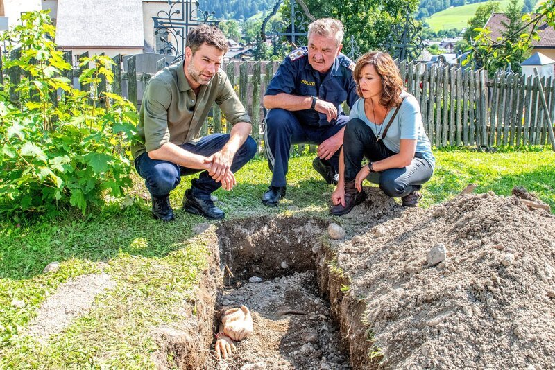 Auf einem Museumsfriedhof wird die Leiche eines Teenagers geborgen. Lukas Roither (Jakob Seeböck, l.), Kroisleitner (Ferry Öllinger, M.) und Nina Pokorny (Julia Cencig, r.) stoßen bei den Ermittlungen auf den Museumsdirektor. Der Verdacht liegt nahe, dass ein Mitarbeiter des Museums in Verbindung zur Leiche steht. – Bild: ZDF und Stefanie Leo./​Stefanie Leo
