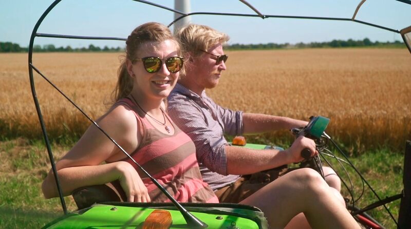 Die Idee klingt gut: Stock Footage Videos als zusätzliche Einnahmequelle. Die Aufnahme mit Lina und Jörn in der Simson Duo soll das Bestseller-Video werden. – Bild: MDR/​worklights media production