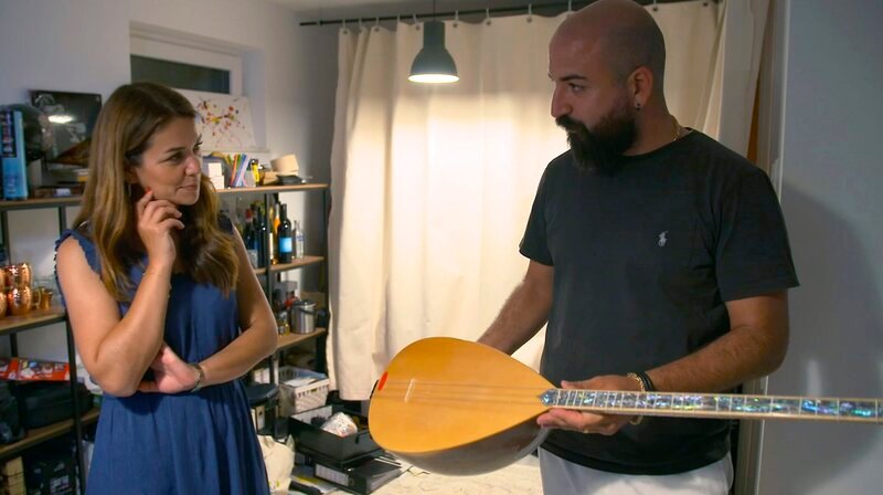 Cem Alsantas zeigt Hülya Deyneli seine Saz. Ein Instrument mit besonderer Geschichte: Der Großvater von Cems Ehefrau hat sie extra anfertigen lassen. – Bild: HR
