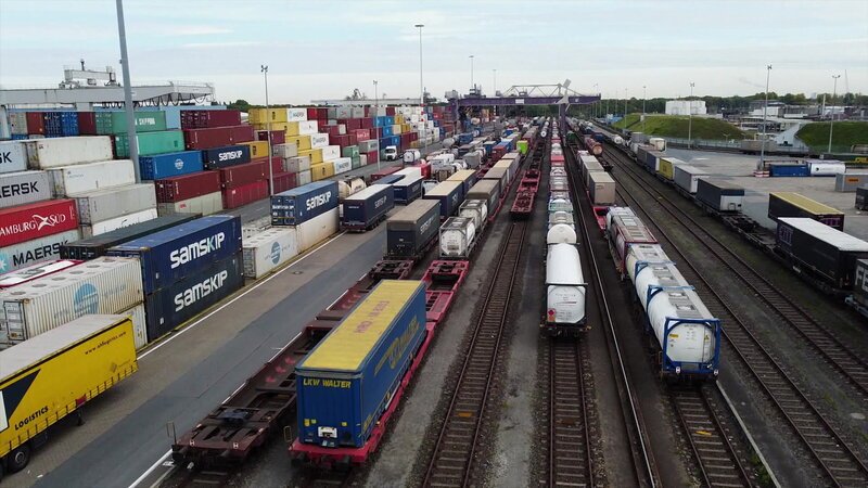 Am Binnenhafen von Duisburg kommen pro Woche etwa 50 Züge aus China an. An diesem Standort werden jedes Jahr um die 200.000 Container umgeladen. – Bild: BILD