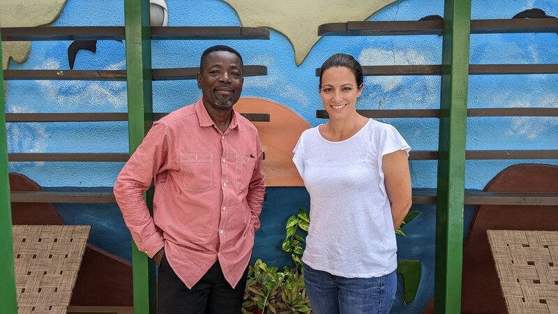 Lisa Gadenstätter mit Umweltjournalist Mike Anane in Accra, Ghana. – Bild: BR, ORF, Neuland Film /​ BR/​Neuland Film/​ORF