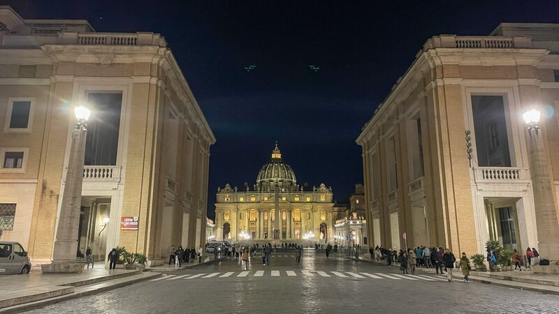 Der Stadtstaat liegt innerhalb der italienischen Hauptstadt Rom und ist damit als Enklave vollständig von Italien umgeben. – Bild: ORF/​metafilm