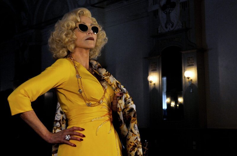 Brenda Morel ( Jane Fonda) in der Hotel Lobby. – Bild: ARD Degeto/BR/Wild Bunch Germany Brenda Morel ( Jane Fonda) in der Hotel Lobby. – Bild: ARD Degeto/BR/Wild Bunch Germany