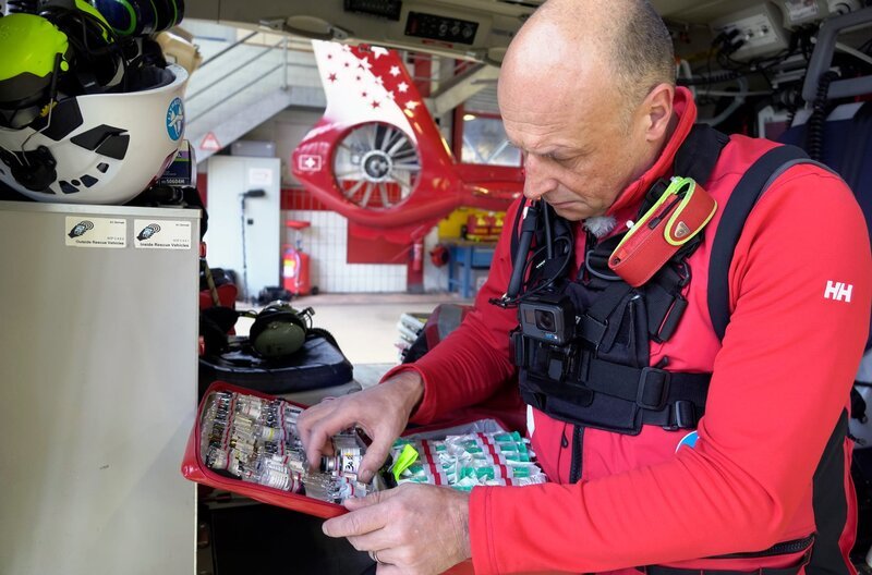 Vor dem Rettungseinsatz überprüft Notarzt Dr. Stephan Prückner seine Medikamententasche. – Bild: arte Vor dem Rettungseinsatz überprüft Notarzt Dr. Stephan Prückner seine Medikamententasche. – Bild: arte