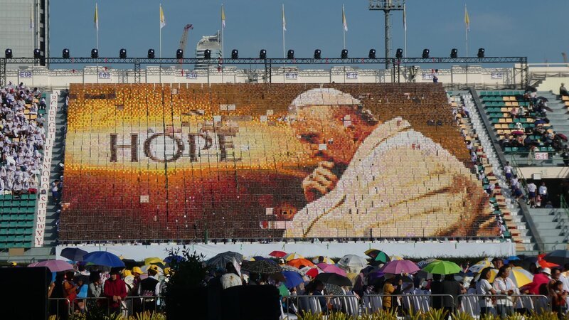 Gerade in den Ländern des „Südens“ setzen viele Menschen große Hoffnung in Papst Franziskus. Hier eine Choreografie beim Besuch des Pontifex in Thailand im November 2019. – Bild: ZDF und Jürgen Erbacher.