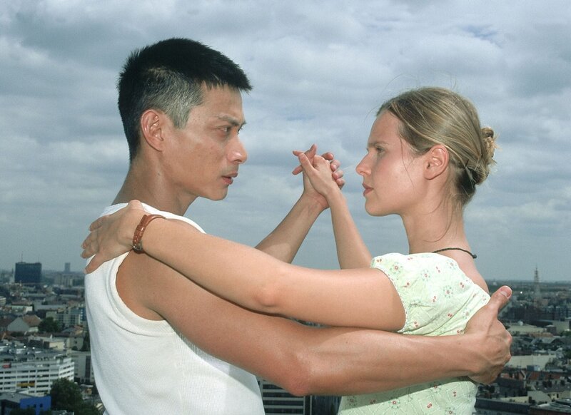 Han (Maverick Quek) probt mit Christel (Bojana Golenac) auf dem Dach erste Tanzschritte – Bild: RTL /​ Katrin Knoke
