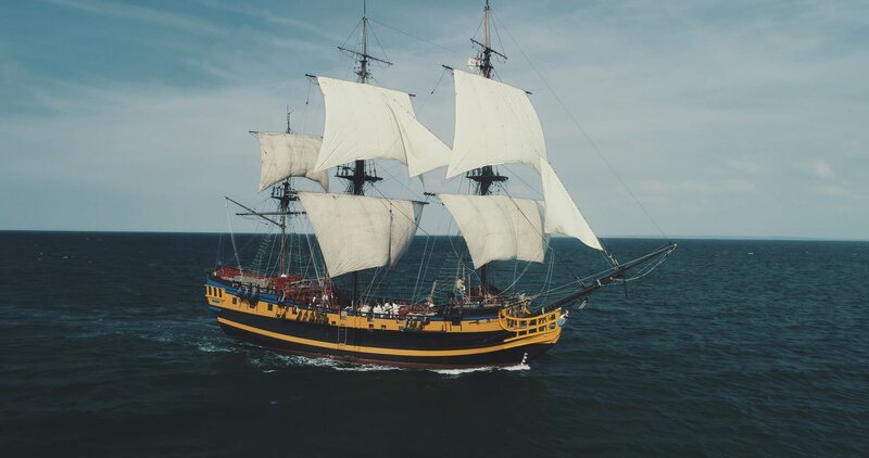 Auf der Fregatte „La Boudeuse“ segelte die Expedition zweieinhalb Jahre um die Welt. – Bild: ZDF und Jean-Philippe Méríglier./Jean-Philippe Méríglier Auf der Fregatte „La Boudeuse“ segelte die Expedition zweieinhalb Jahre um die Welt. – Bild: ZDF und Jean-Philippe Méríglier./Jean-Philippe Méríglier