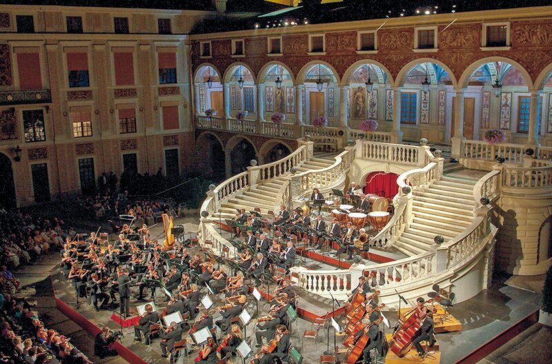 Das Philharmonische Orchester von Monte-Carlo sorgt für ein außerordentliches Open-Air-Konzerterlebnis im Innenhof des Fürstenpalastes von Monaco. – Bild: arte