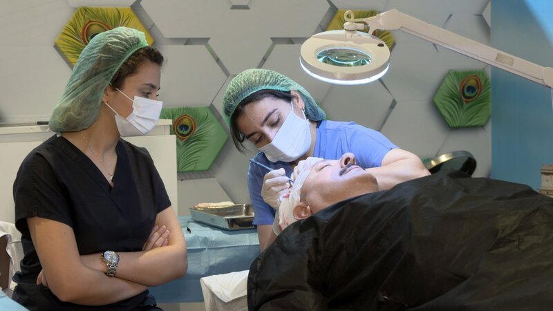 Haartransplantation in Istanbul. – Bild: ORF/​SCHNITTSTELLE