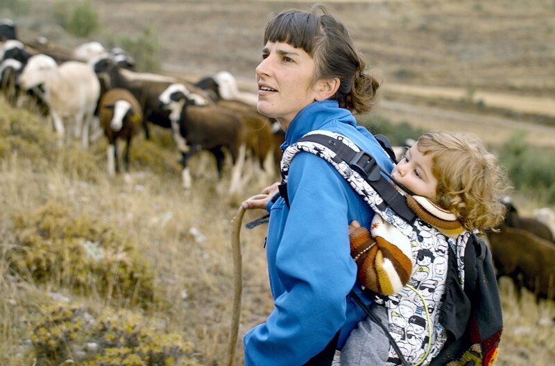Lorena Genzor treibt mit ihrem Sohn die Schafherde auf die Weide. – Bild: 3Boxmedia /​ © 3Boxmedia