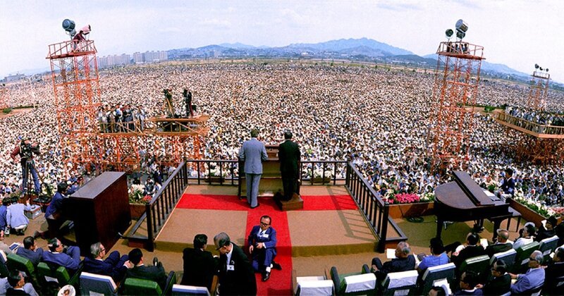Billy Graham war der bekannteste Prediger der Welt – in Europa gefeiert wie ein Superstar, in Amerika schlichtweg eine Autorität. Zehntausende kamen zu seinen Veranstaltungen. – Bild: ZDF und © Seoul