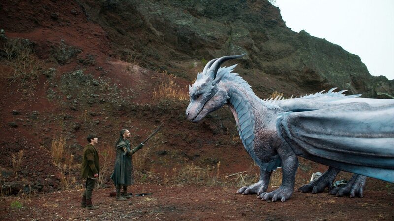 Lukas, a young farmer whose family is killed by savage raiders in the countryside, sets out on an epic quest for revenge, forming an unlikely trio with a majestic dragon and a swashbuckling, sword-fighting mercenary, Darius. Helena Bonham Carter voices Siveth, the ice breathing dragon who was once banished from the kingdom for failing to save the king’s life. Compelled by the young man’s cause, she emerges from hiding, using her fantastical powers on the trio’s adventurous journey which brings revelations and rewards beyond vengeance. „Dragonheart: Vengeance“ is an exciting action-adventure filled with fantasy and humor that will thrill the entire family. – Bild: RTL /​ © 2019 Universal Studios