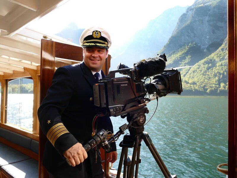 Elektrobootsführer Florian Hallinger auf dem Königssee. – Bild: Dr. Bernhard Graf / BR / BR/Dr. Bernhard Graf Elektrobootsführer Florian Hallinger auf dem Königssee. – Bild: Dr. Bernhard Graf / BR / BR/Dr. Bernhard Graf
