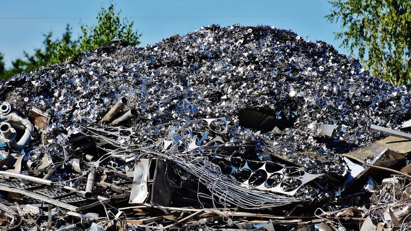 Dank modernster Sortiermaschinen, ausgestattet mit Infrarot-Sensoren und Magneten, lassen sich heute jährlich bis zu 150 Millionen Tonnen Altmetall recyceln. – Bild: BILD