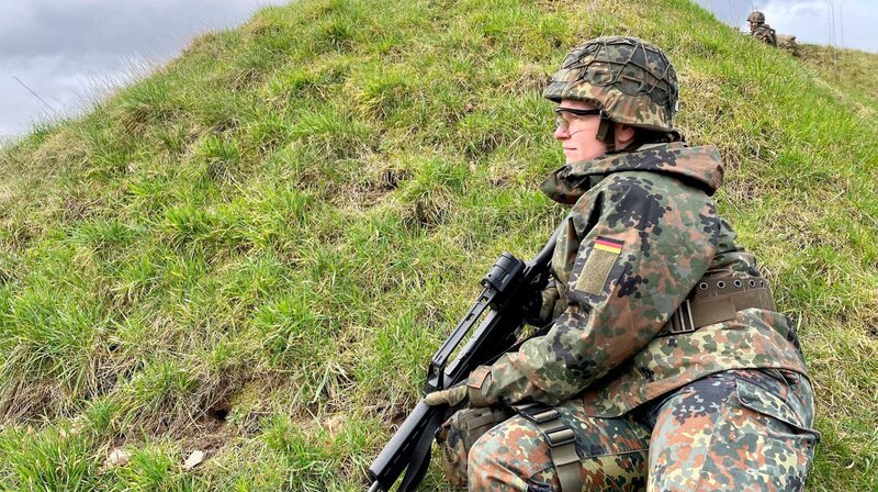Eine Soldatin der Heimatschutzkompanie Hamburg sichert das Übungsgelände. Früher waren 900 Soldaten auf Knopfdruck einsatzbereit – heute sind es gerade mal 144 ehrenamtliche Reservisten, die Hamburg im Ernstfall verteidigen sollen. – Bild: NDR/​Katrin Hafemann