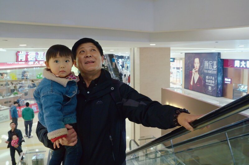 Parallel Lives Li Pujian mit seinem Enkel SRF/​Recycled TV AG – Bild: SRF1