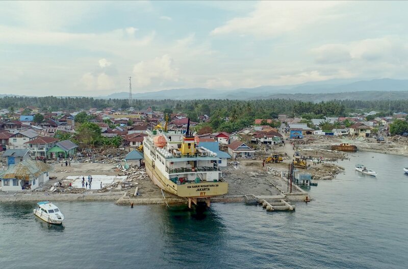 Innerhalb weniger Minuten verloren mehr als 4.000 Menschen ihr Leben und 79.000 mussten evakuiert werden. Wie konnte diese Tragödie fast 15 Jahre nach dem Tsunami, der Indonesien zuvor bereits verwüstet hatte, geschehen? – Bild: arte